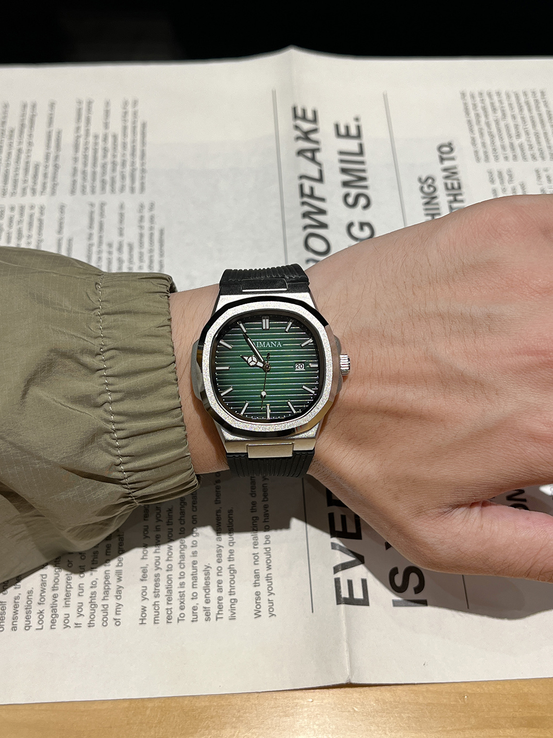 AIMANA Ultra-thin Silicone Strap Men's Watch with Calendar