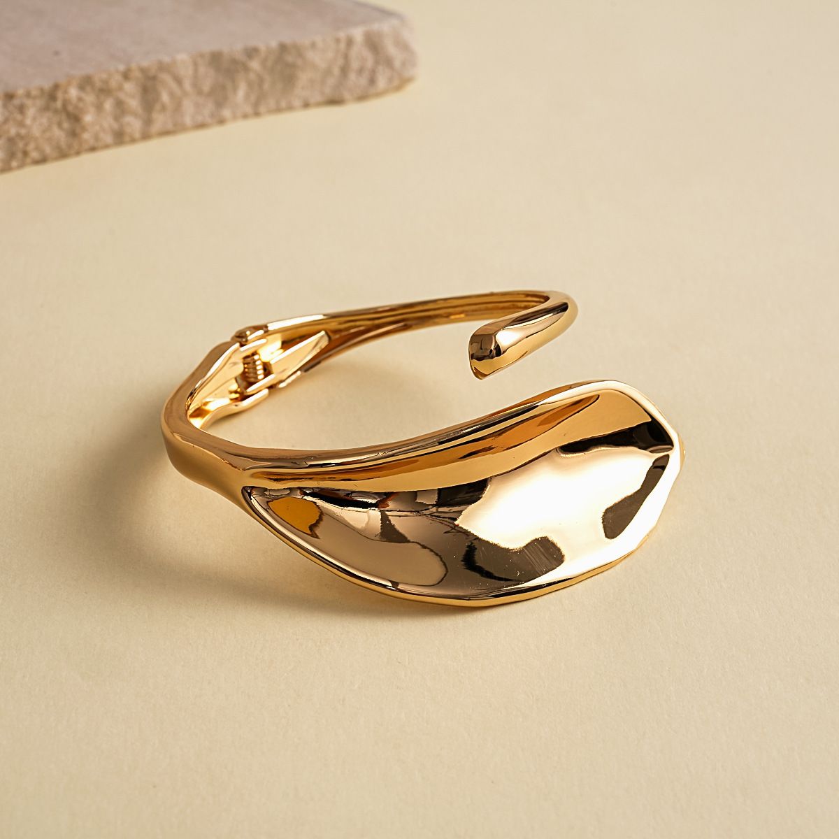 Striated gold bracelet, round, wrinkled design