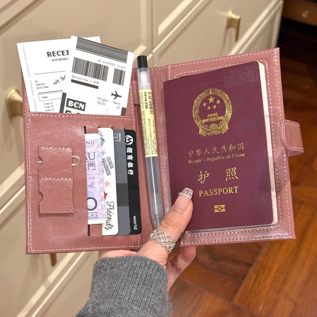 Koreanischer Reisepass-Halter mit Metalldetail