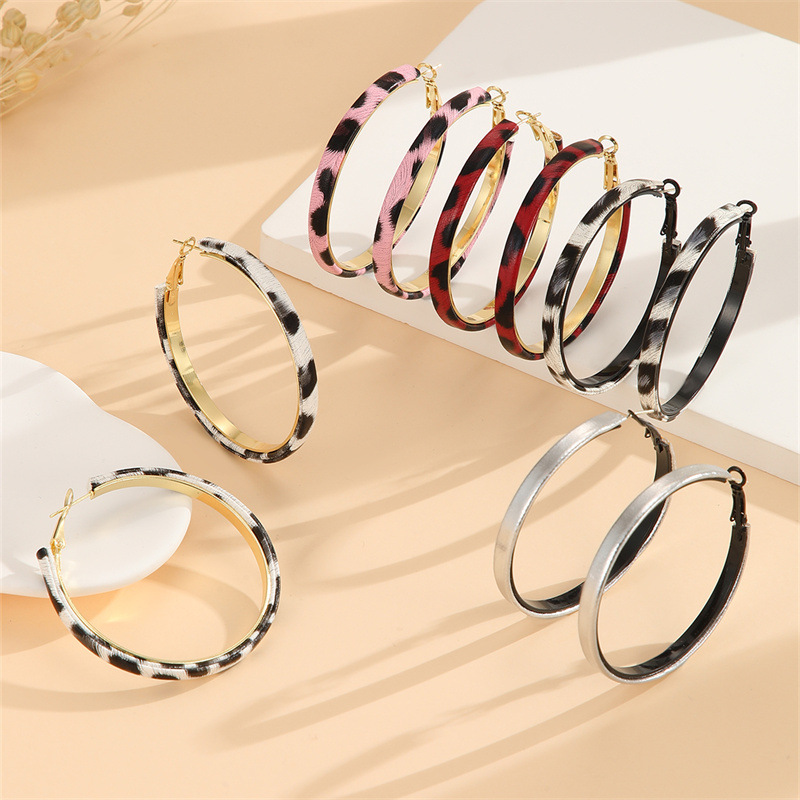 Leopar desenli yapay deri küpe