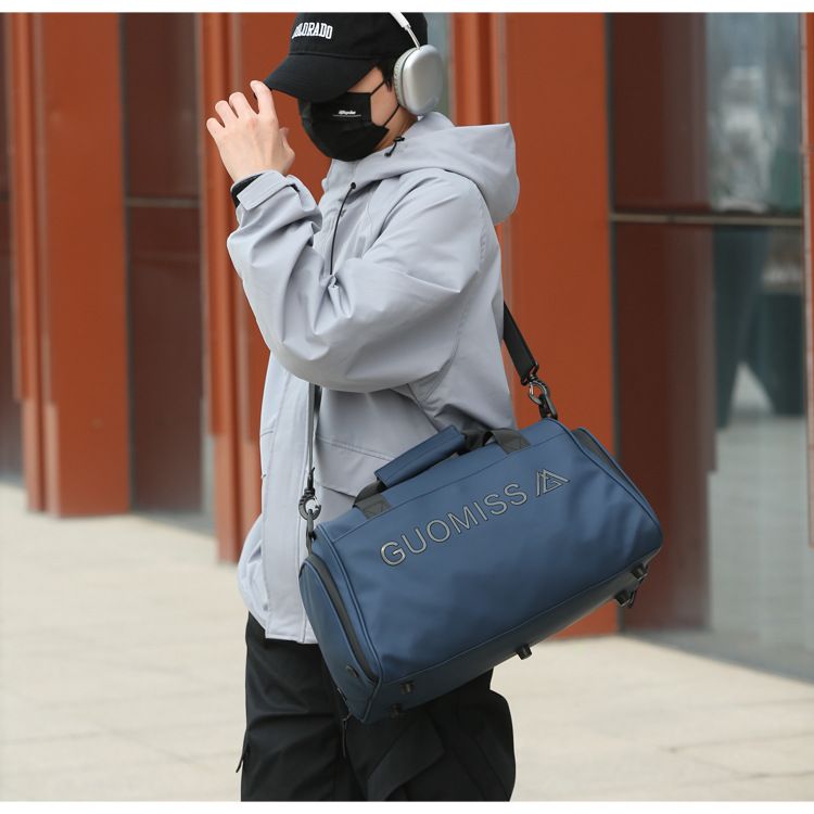 Men's sports bag with wet/dry compartment and shoe section