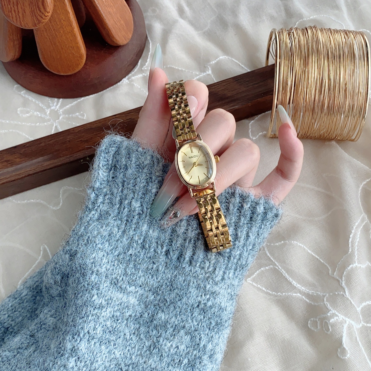 NAIDU Damen-Quarzuhr, goldenes Stahlband, kompaktes Design