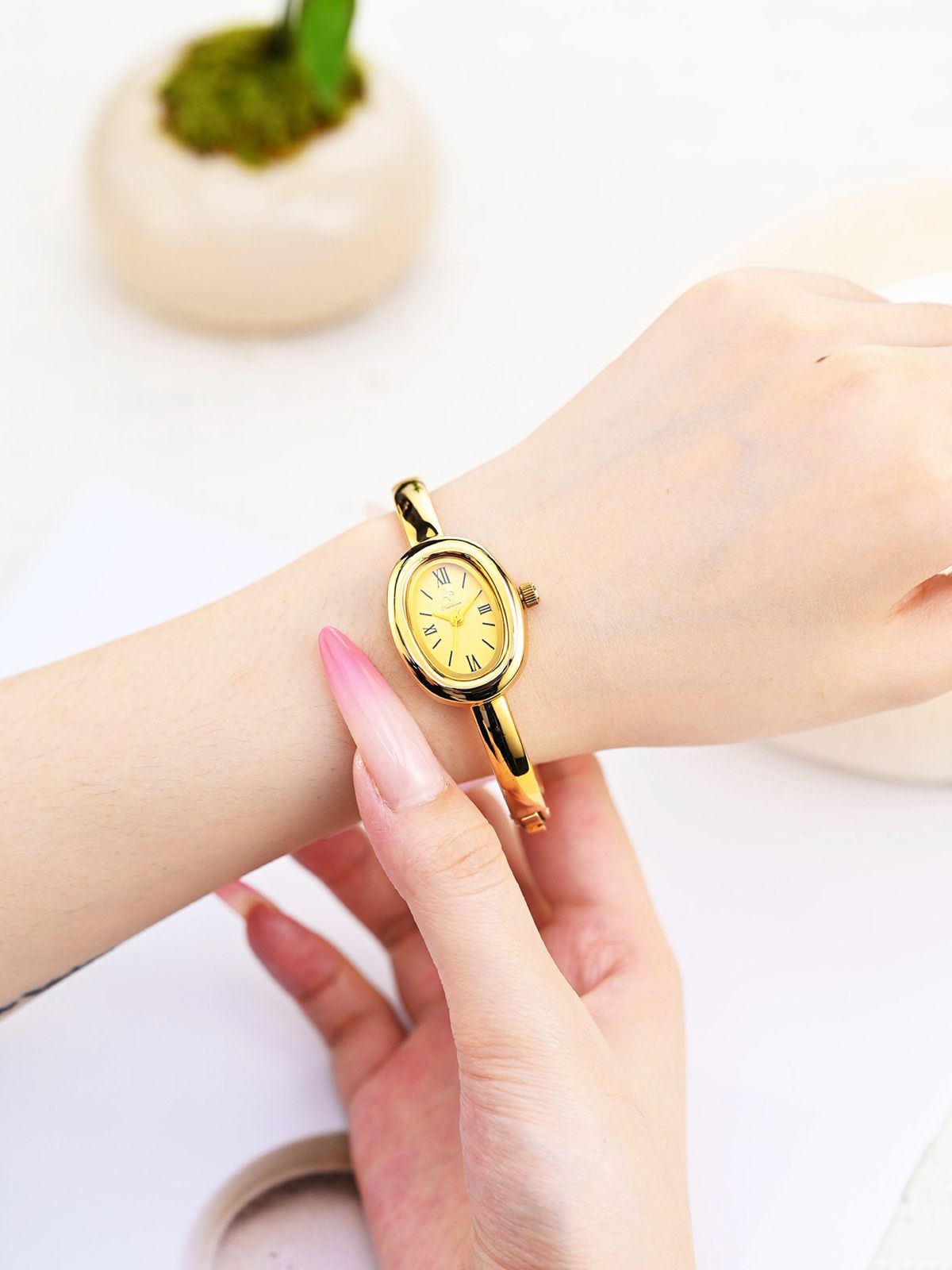 Yalalusi women's oval quartz wristwatch, gold