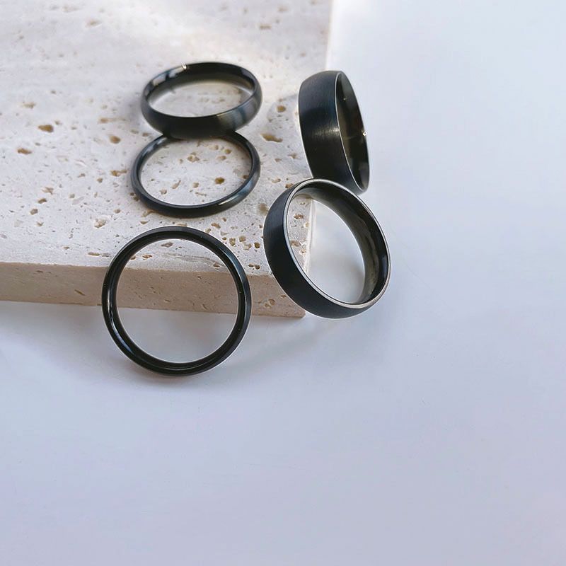 Minimalistischer Titanstahl-Ring für Damen, 18K Gold gebürstet