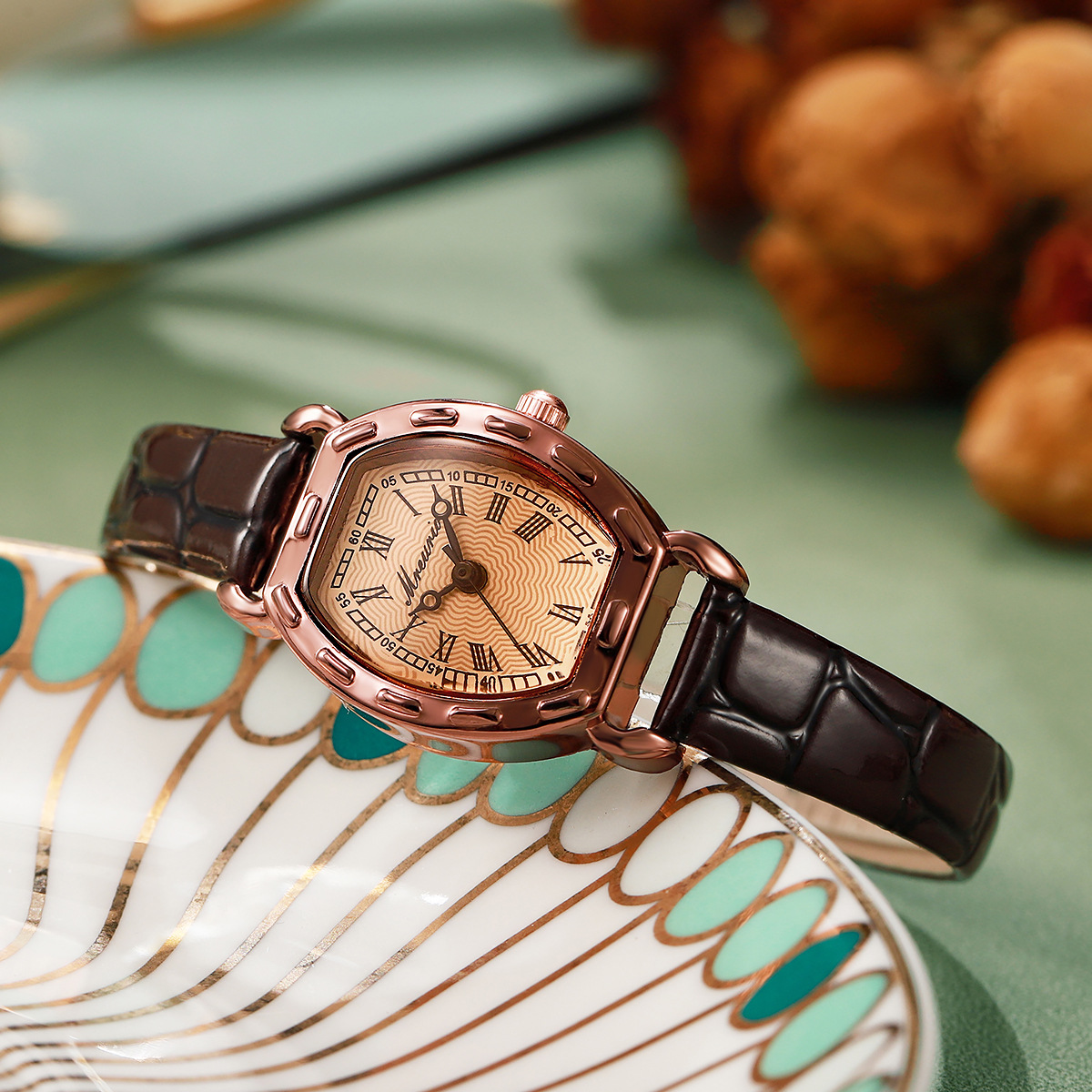 Women's quartz watch vintage, leather strap