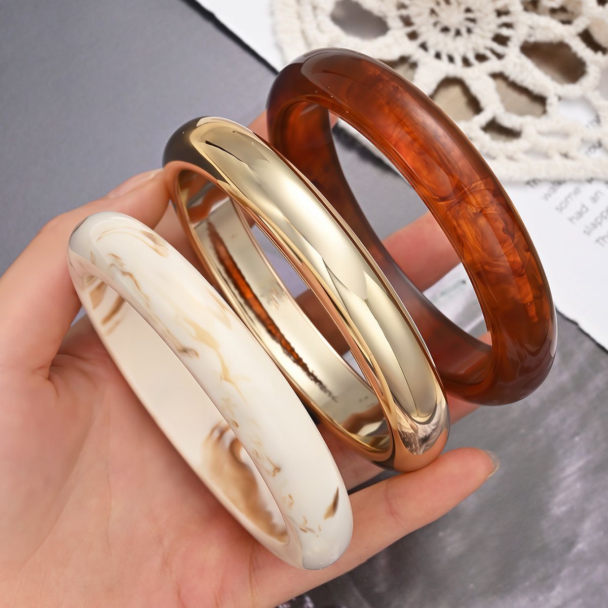 Resin bracelet with marble pattern, vintage style