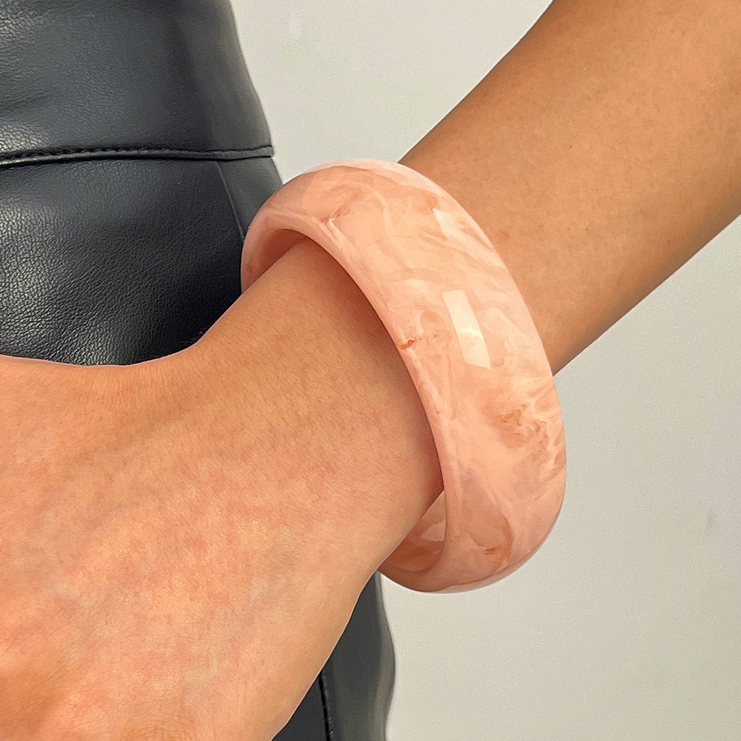 Vintage Kunstharz-Armband mit breitem Rand, Marmormuster, mehrfarbig