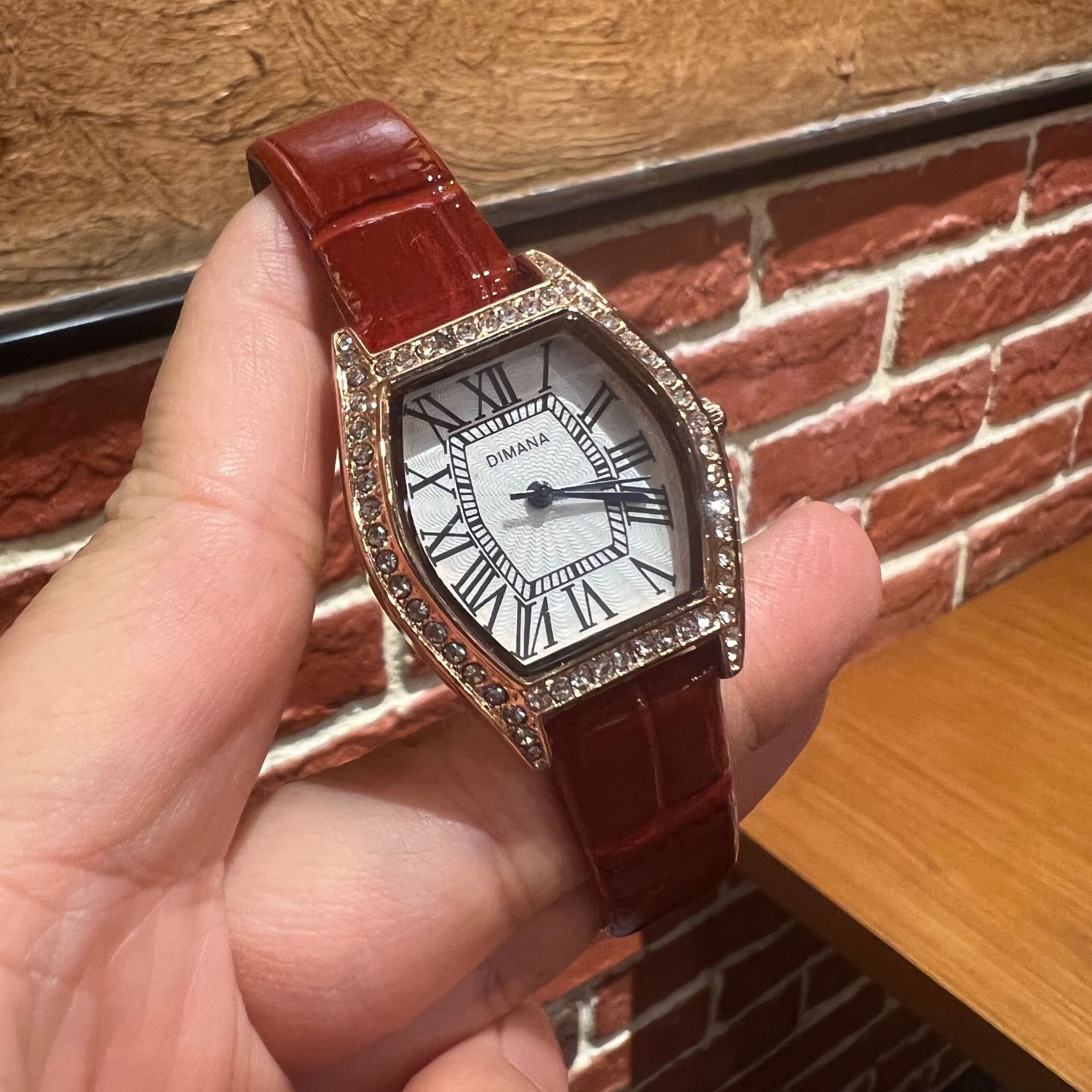 Retro Barrel-Shaped Women's Watch Roman Dial Leather Waterproof
