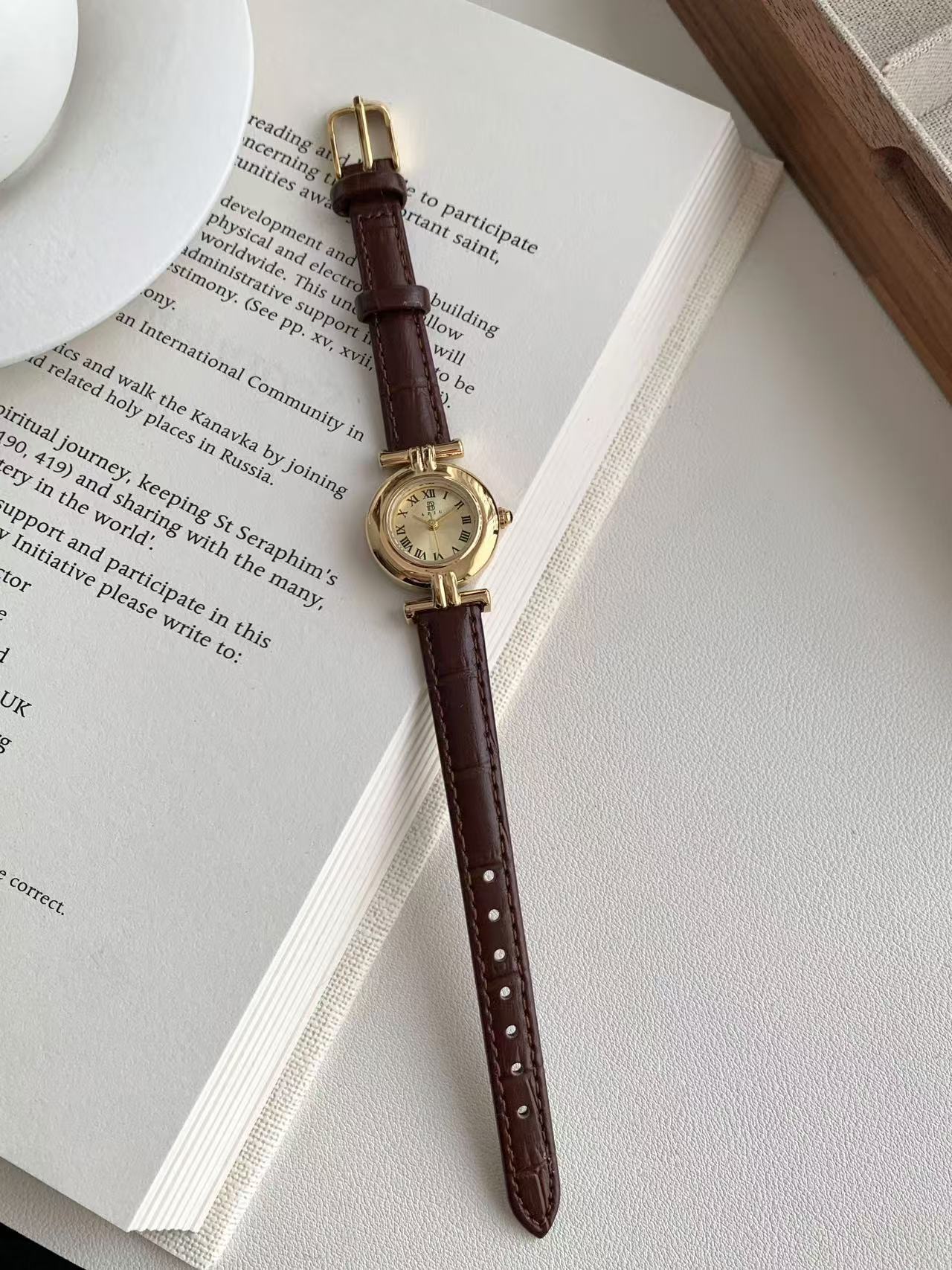 Retro kadın saati, su geçirmez, basit tasarım, küçük kadran