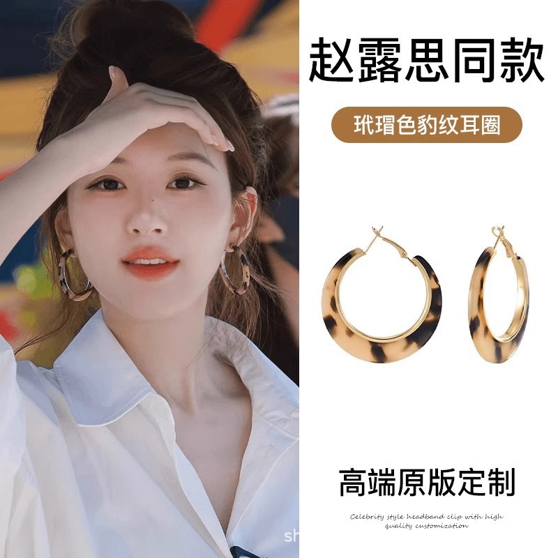 Design earrings, lightweight luxury, versatile, elegant