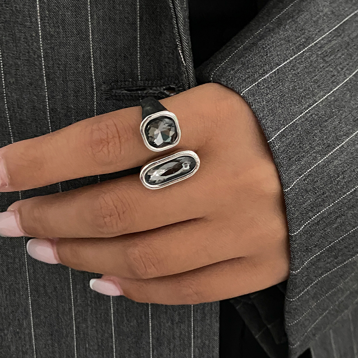 Acryl-Schwarzstein-Ring mit geometrischem Metallquadrat