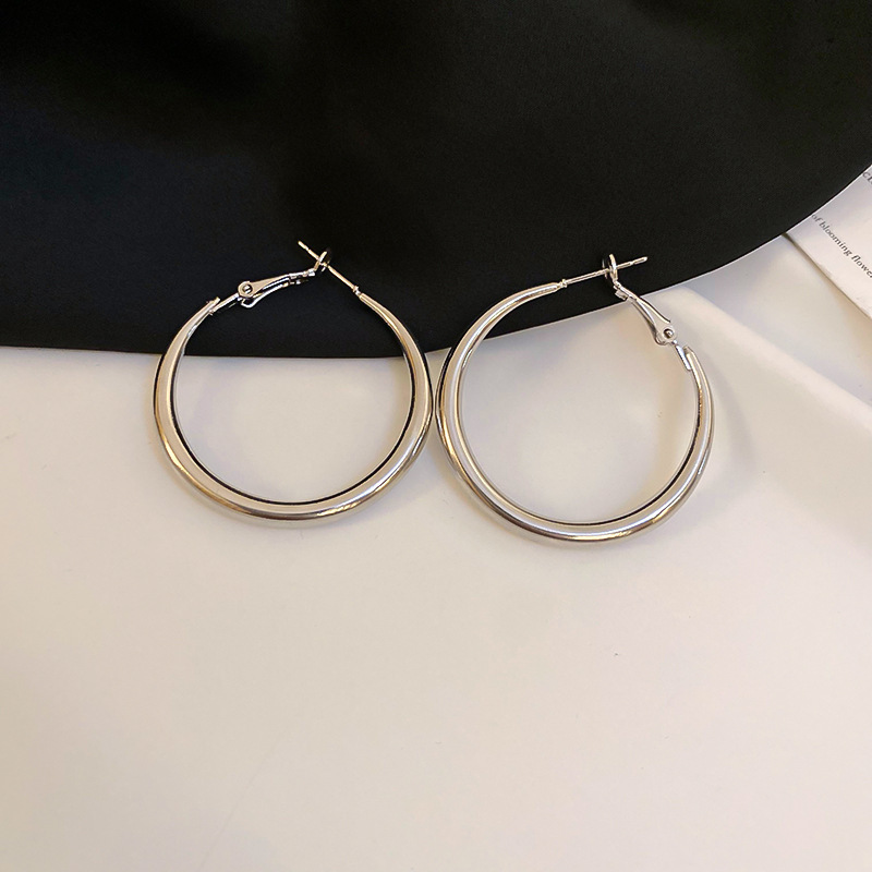 Gümüş iğne yuvarlak küpe, minimalist stil, hafif lüks, çok yönlü