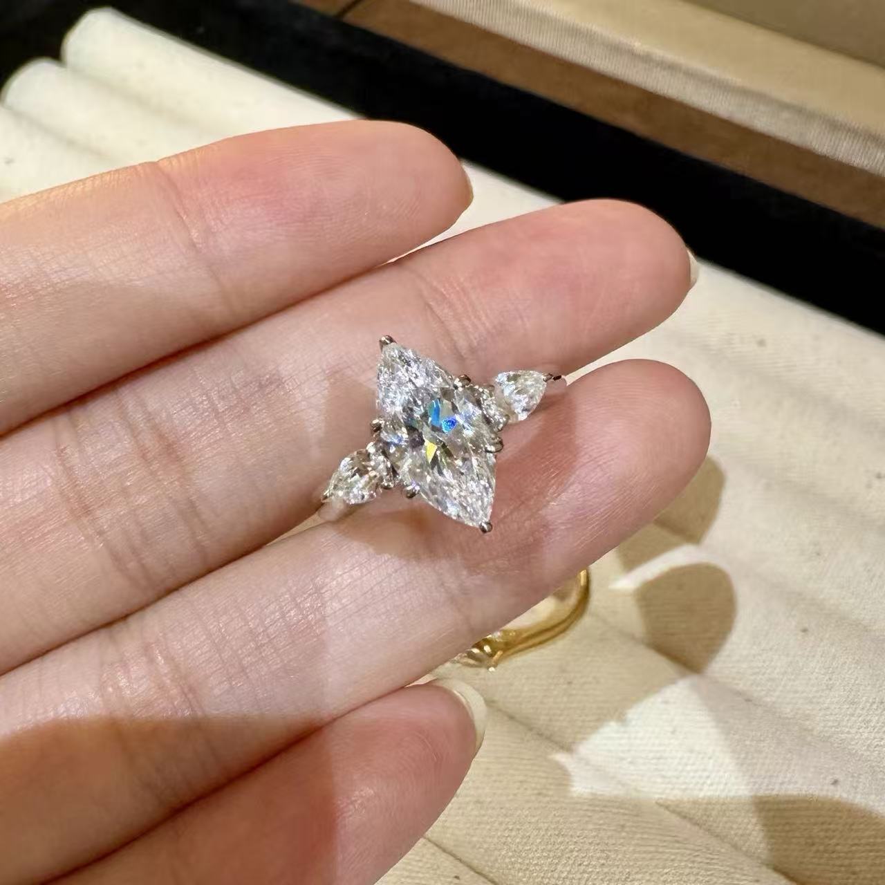 2 karat at gözü üç taş kadın yüzüğü, vintage tasarım