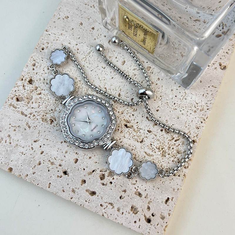 Women's quartz watch with flower pattern bracelet