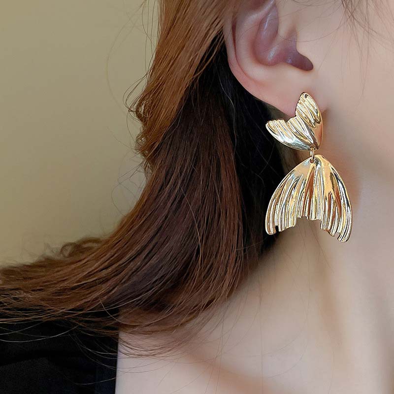 Silber-Perlen-Fischschwanz-Ohrringe im Metallic-Stil