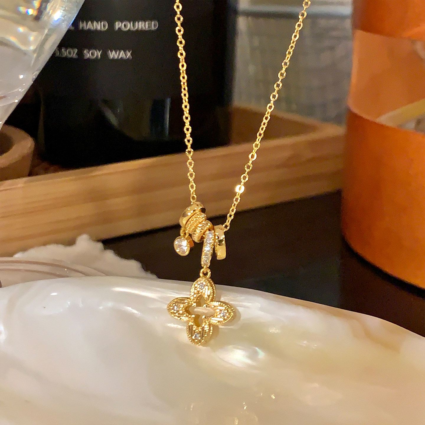 Goldene Blüten-Halskette, Titanstahl, Durchbruchdesign