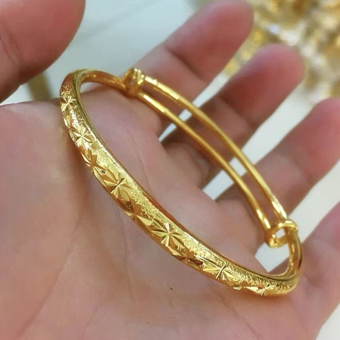 Thin sliding star pattern bracelet, solid gold-colored