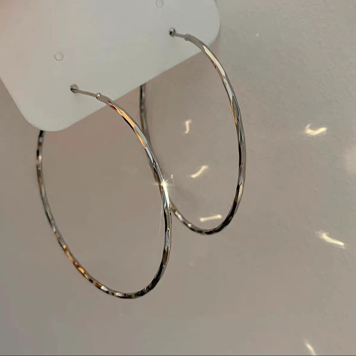 Gümüş iğne yuvarlak küpe, minimalist stil, hafif lüks, çok yönlü