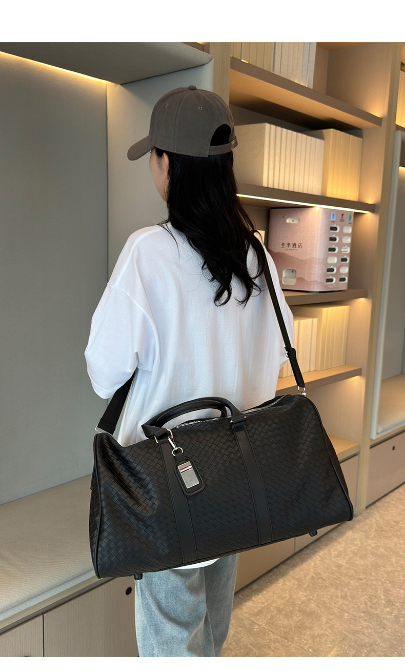 Sports bag with dry-wet compartments, large capacity