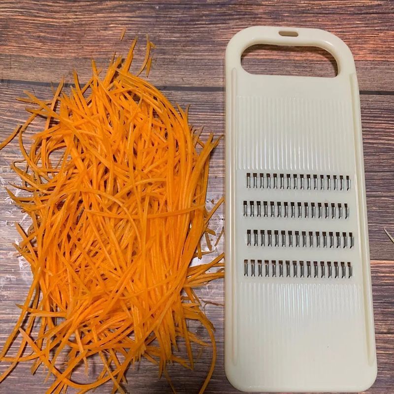 Vegetable shredder with hand guard, potato and cucumber slicer