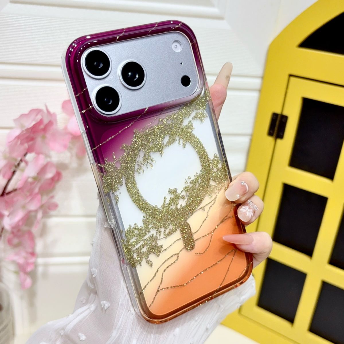 Apple 18 Pro Max çift katmanlı manyetik kılıf, altın dağ deseni