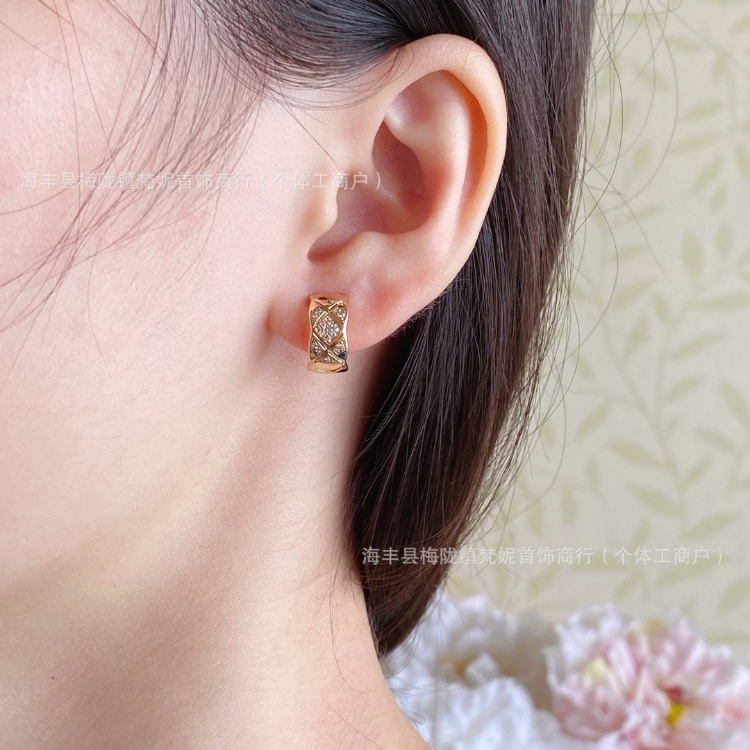 Quilted cross pineapple pattern earrings gold