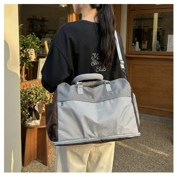Expandable travel bag with shoe compartment, wet-dry separation