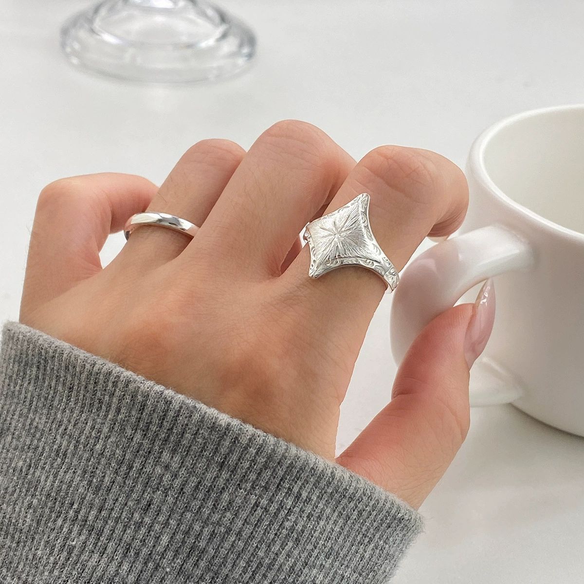 Ring mit Rauten-Brushed-Oberflache