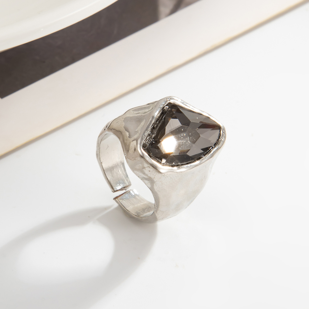 Acryl-Schwarzstein-Ring mit geometrischem Metallquadrat
