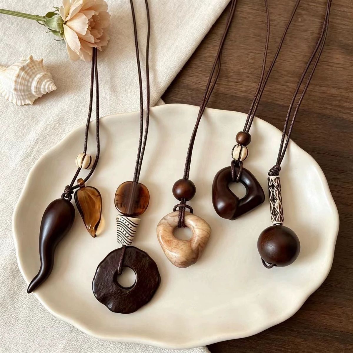Chinese-style brown pendant necklace with lock design