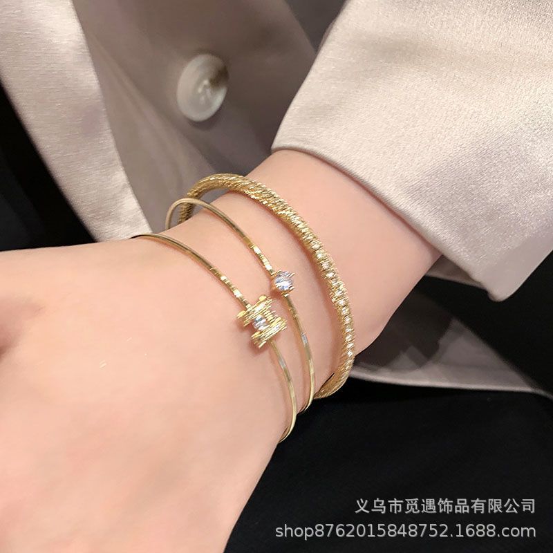 3-piece gold-plated bracelet set with zircon letter H details