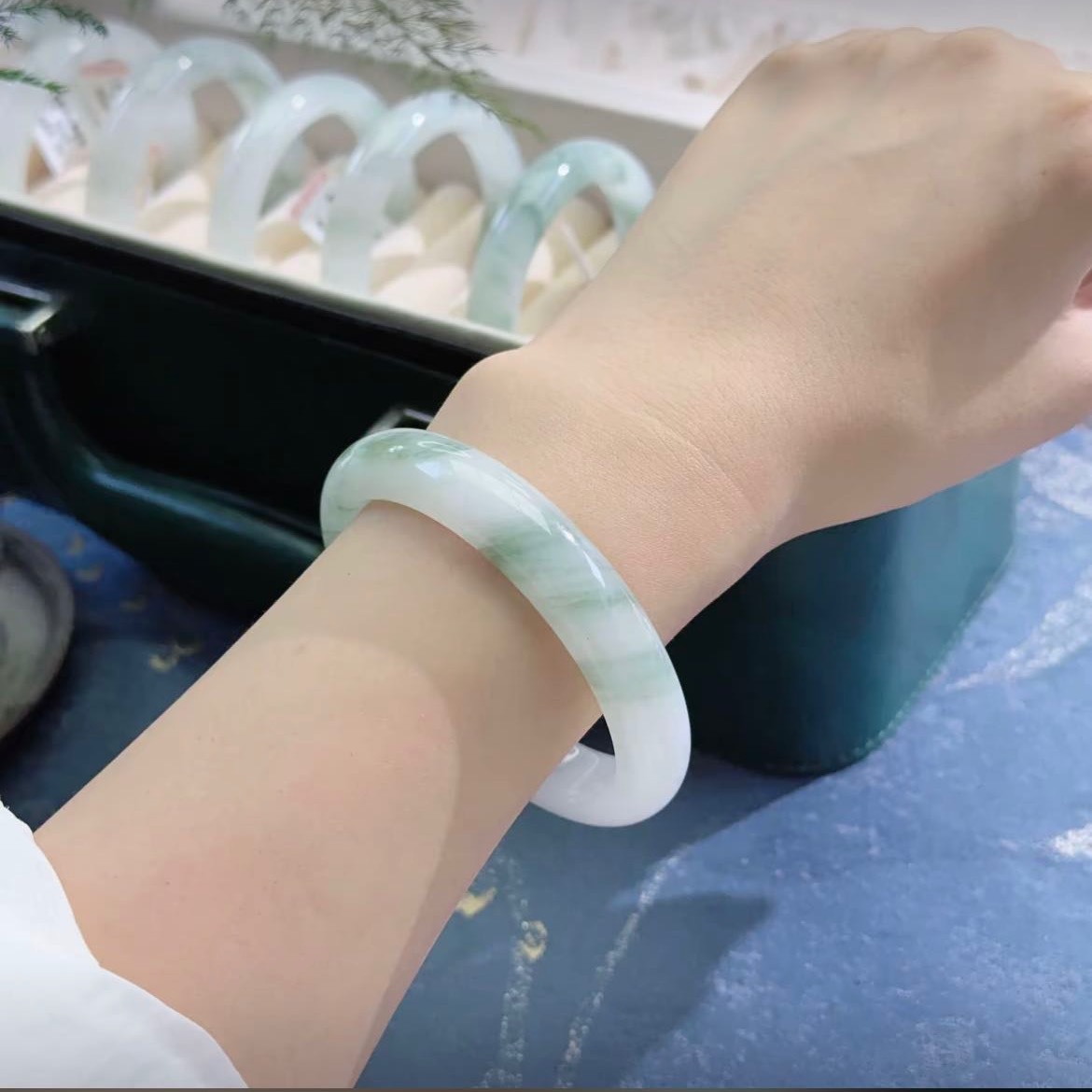 Tian Shan Jade Armband mit grünen Flöckchen, eisweiße Grundierung