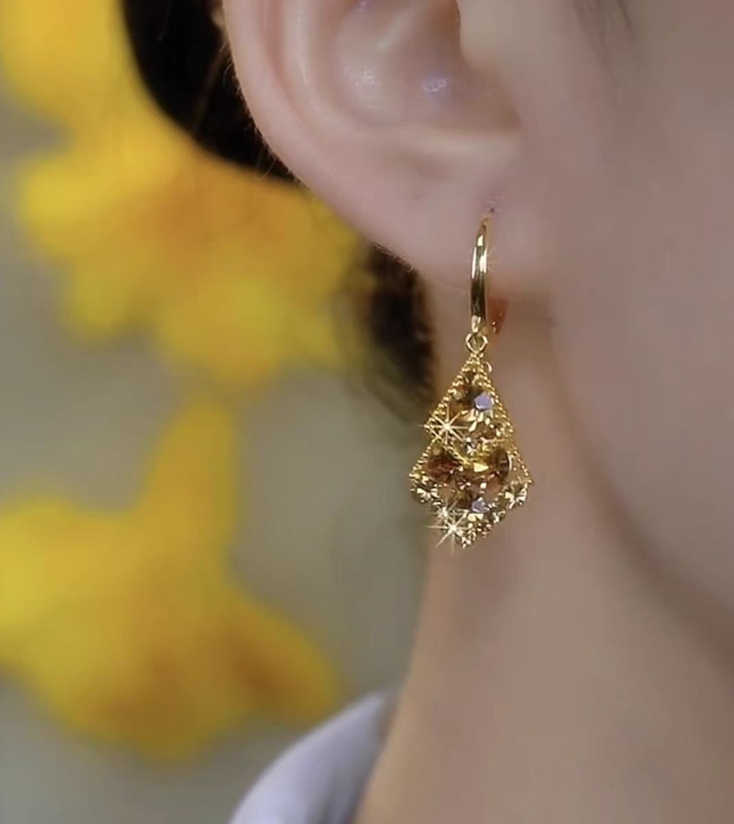 Diamantbeschichtete zweischichtige Rautenohrringe, kaffeebraun