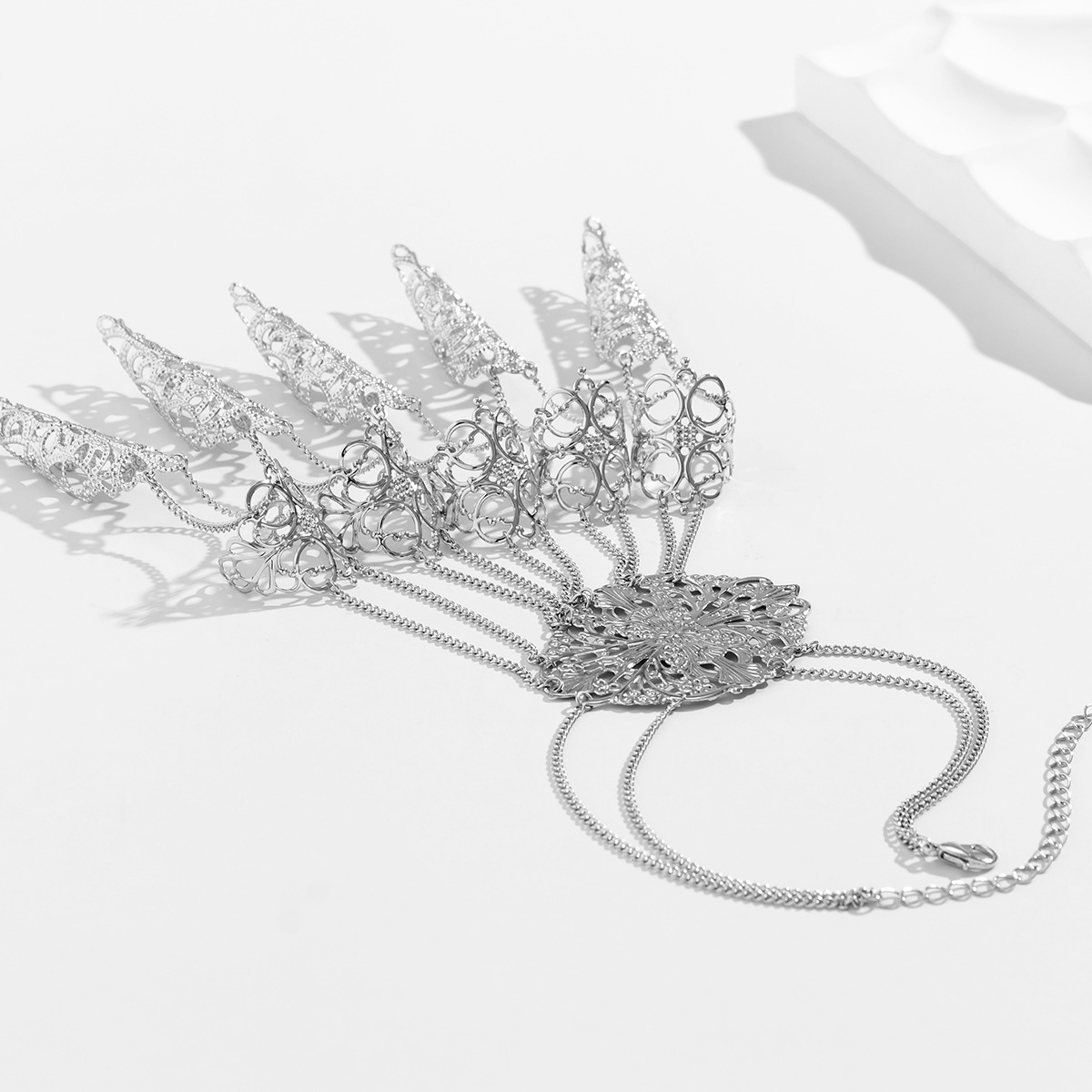 Gotik-Kettenfingerarmband Damen mit Ziernieten