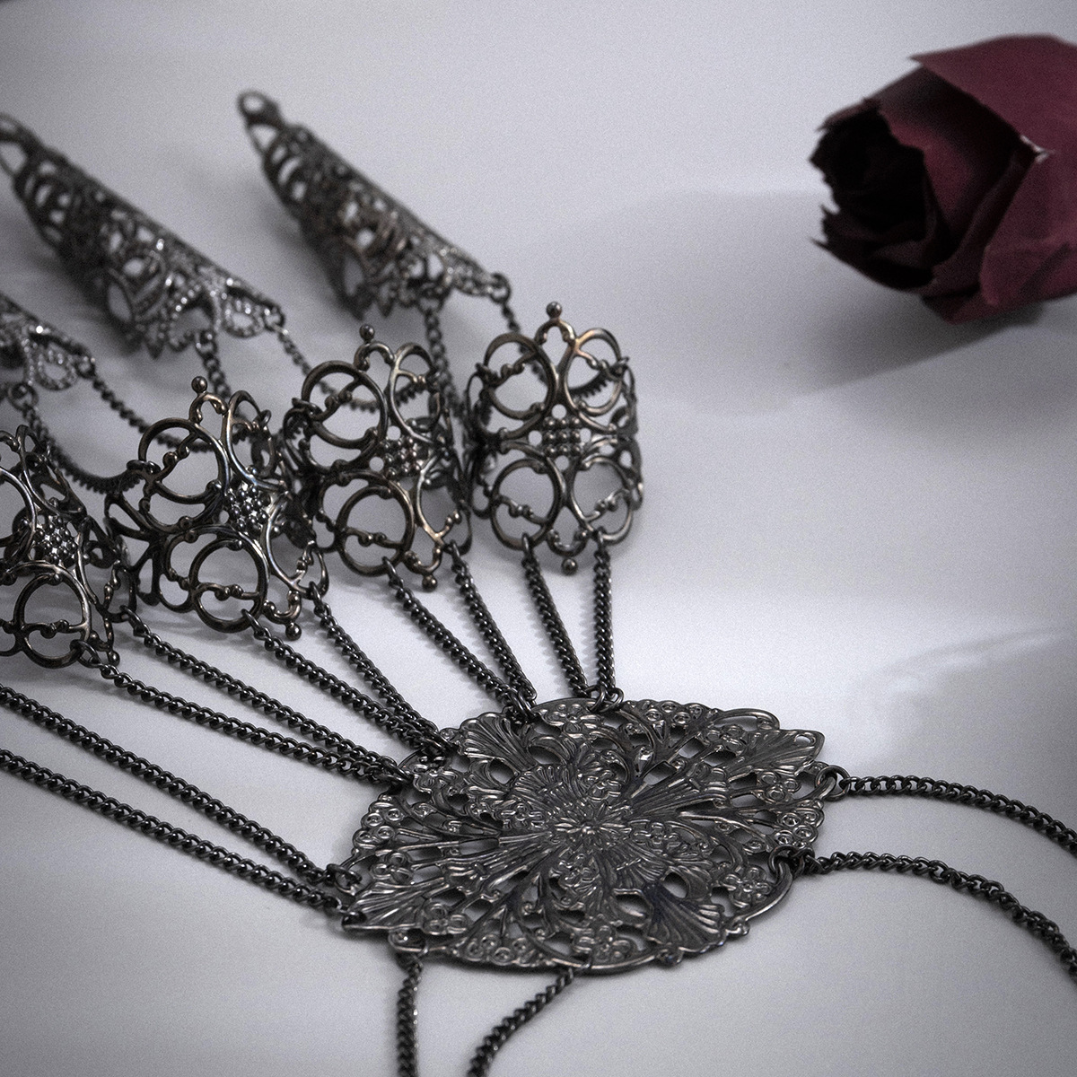 Gotik-Kettenfingerarmband Damen mit Ziernieten