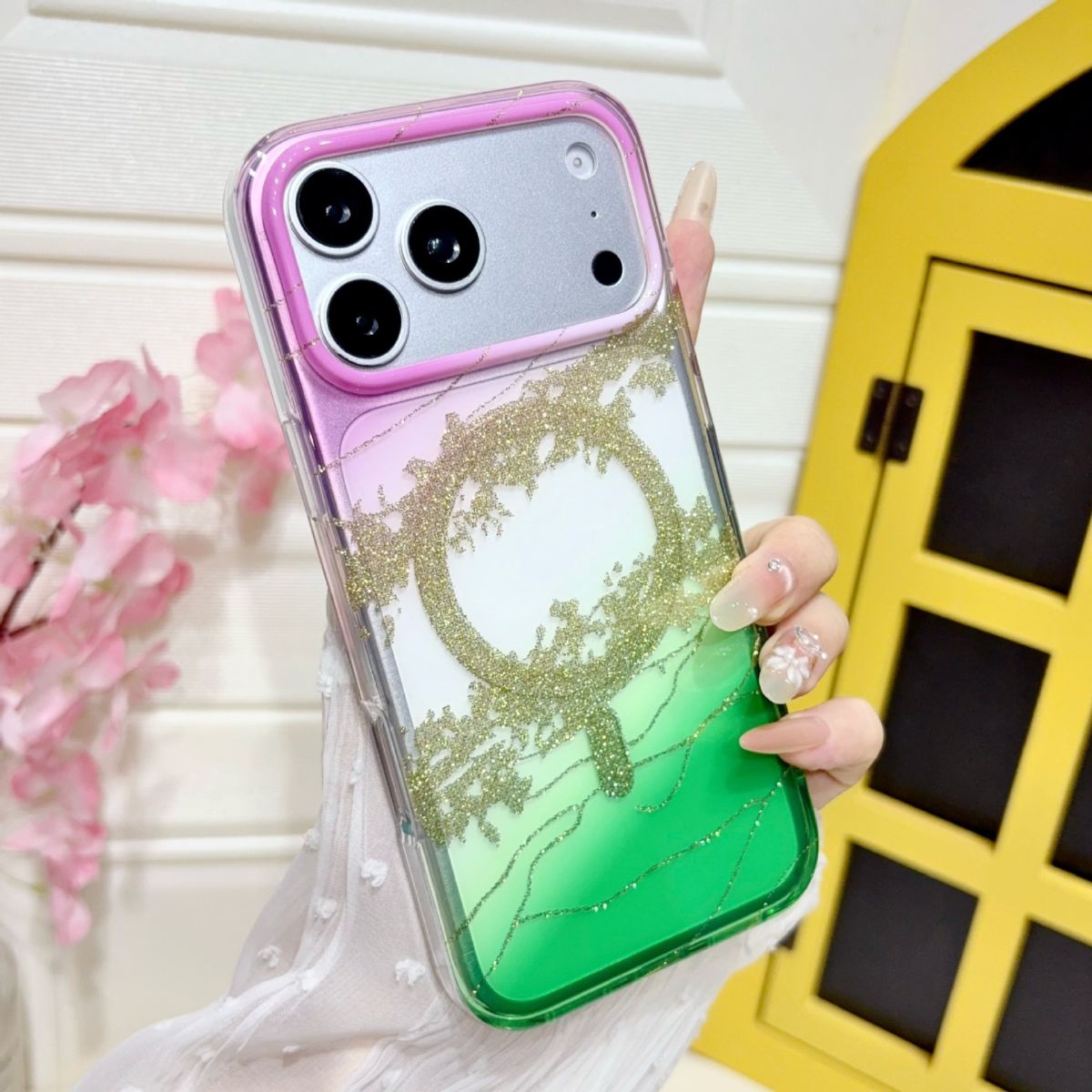 Apple 18 Pro Max çift katmanlı manyetik kılıf, altın dağ deseni