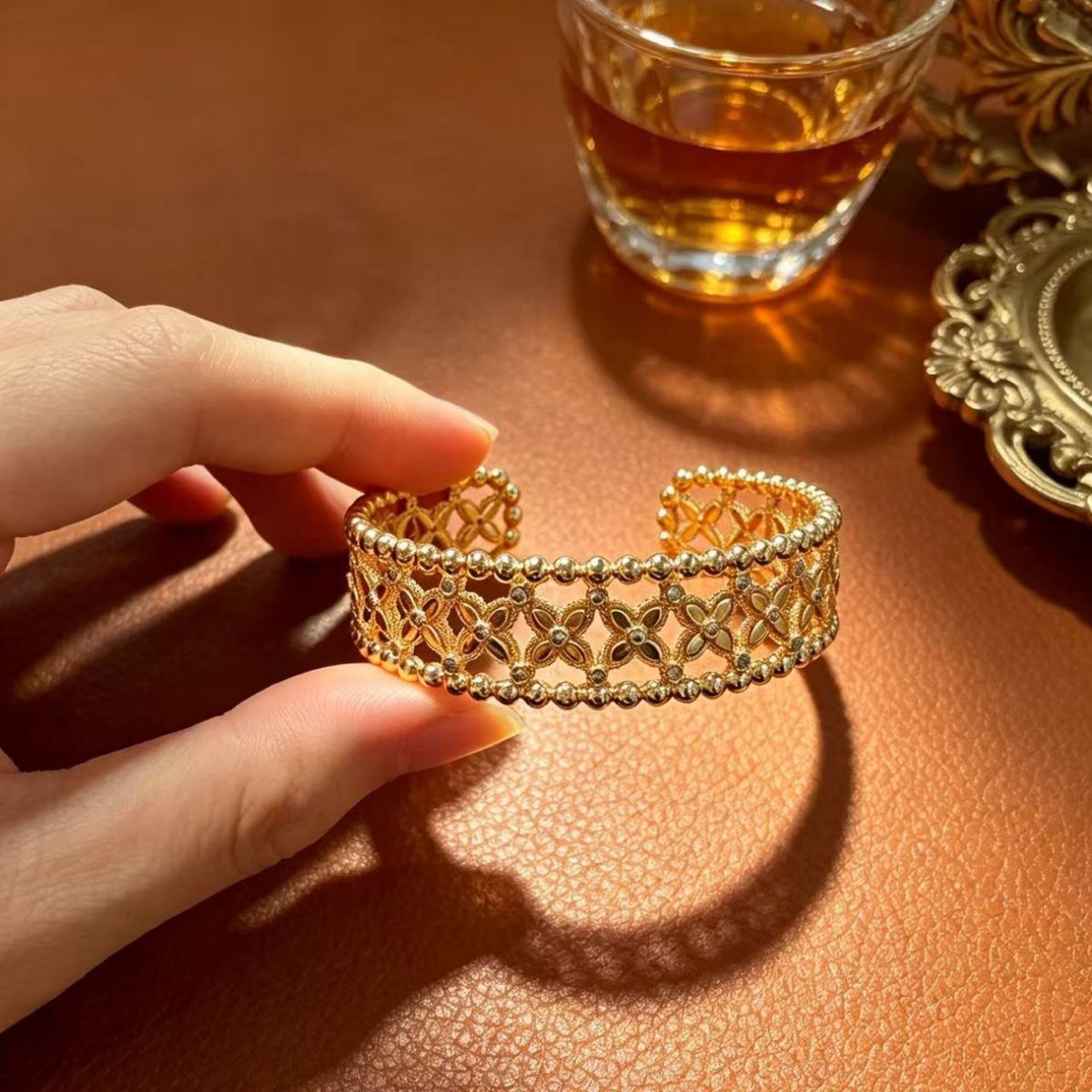 Vintage monogram açık bilezik, pearl kenarlı kadın aksesuarı