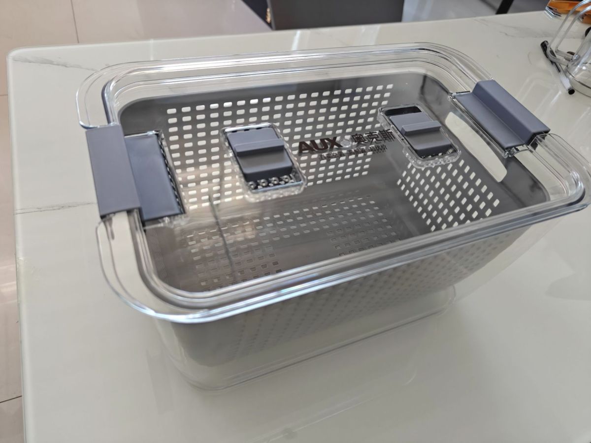 Kühlschrank-Lagerbehälter mit Trennwänden und Abtropfkorb