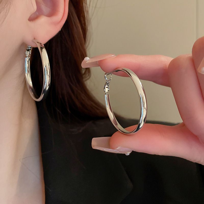Silver needle C-shaped geometric earrings, elegant design