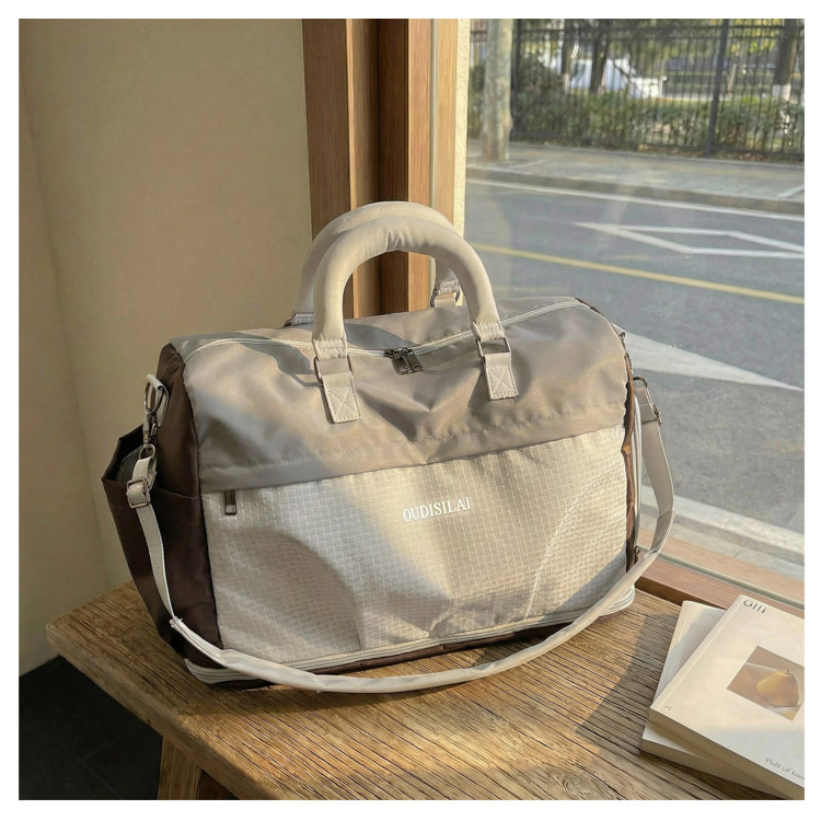 Expandable travel bag with shoe compartment, wet-dry separation
