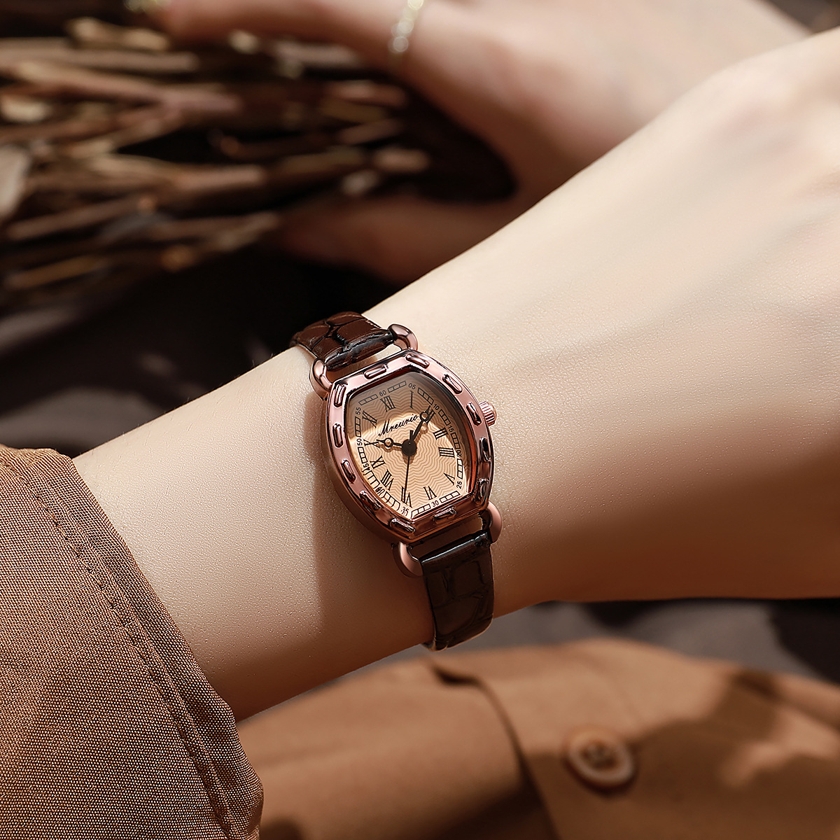 Women's quartz watch vintage, leather strap
