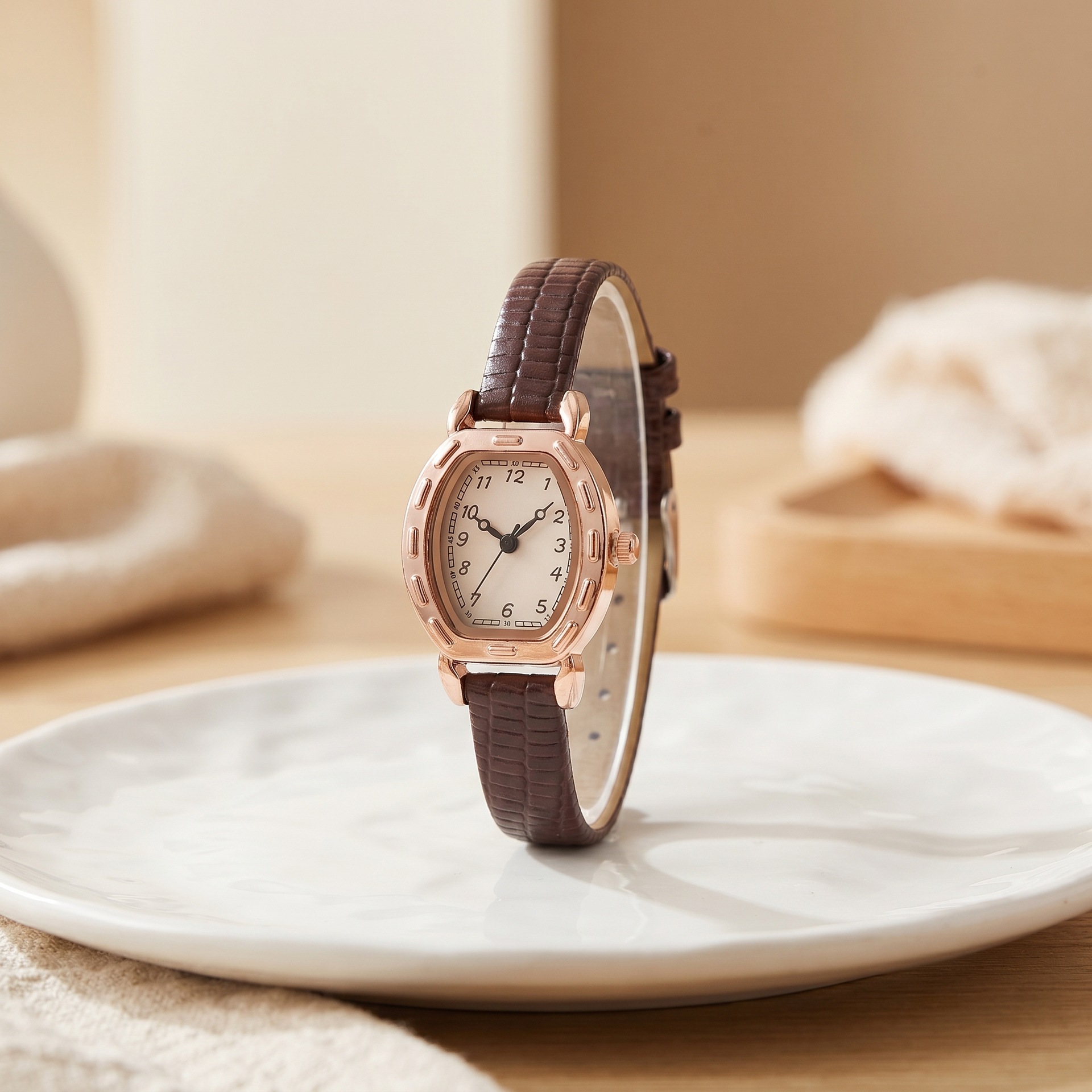 Vintage barrel-shaped women's watch, leather strap, quartz