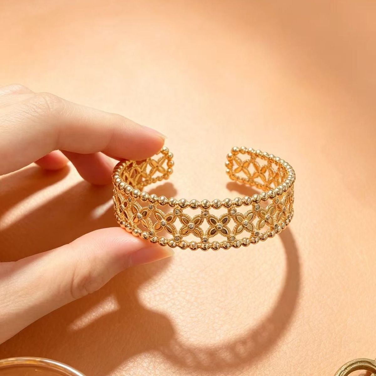 Vintage monogram açık bilezik, pearl kenarlı kadın aksesuarı