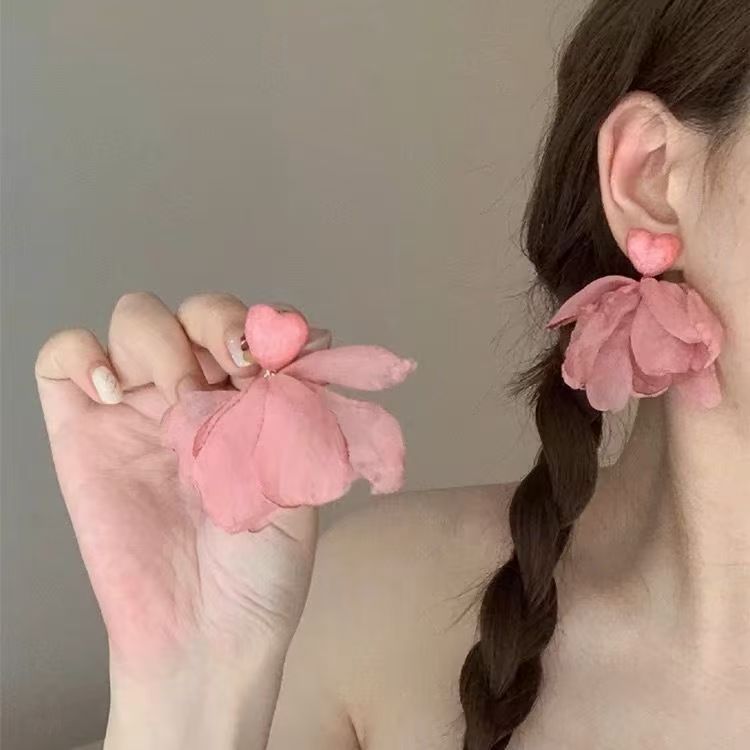 Deniz kenarı saçaklı uzun küpe, tasarımcı modeli