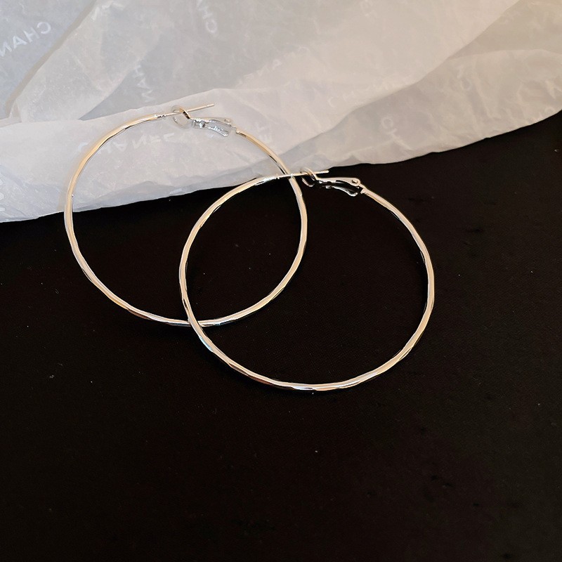 Silbernadel-Kreisohrring, minimalistisches Design