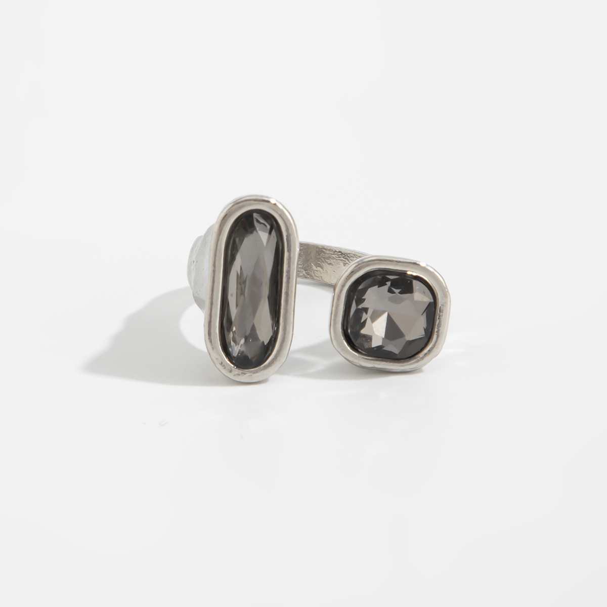 Acryl-Schwarzstein-Ring mit geometrischem Metallquadrat