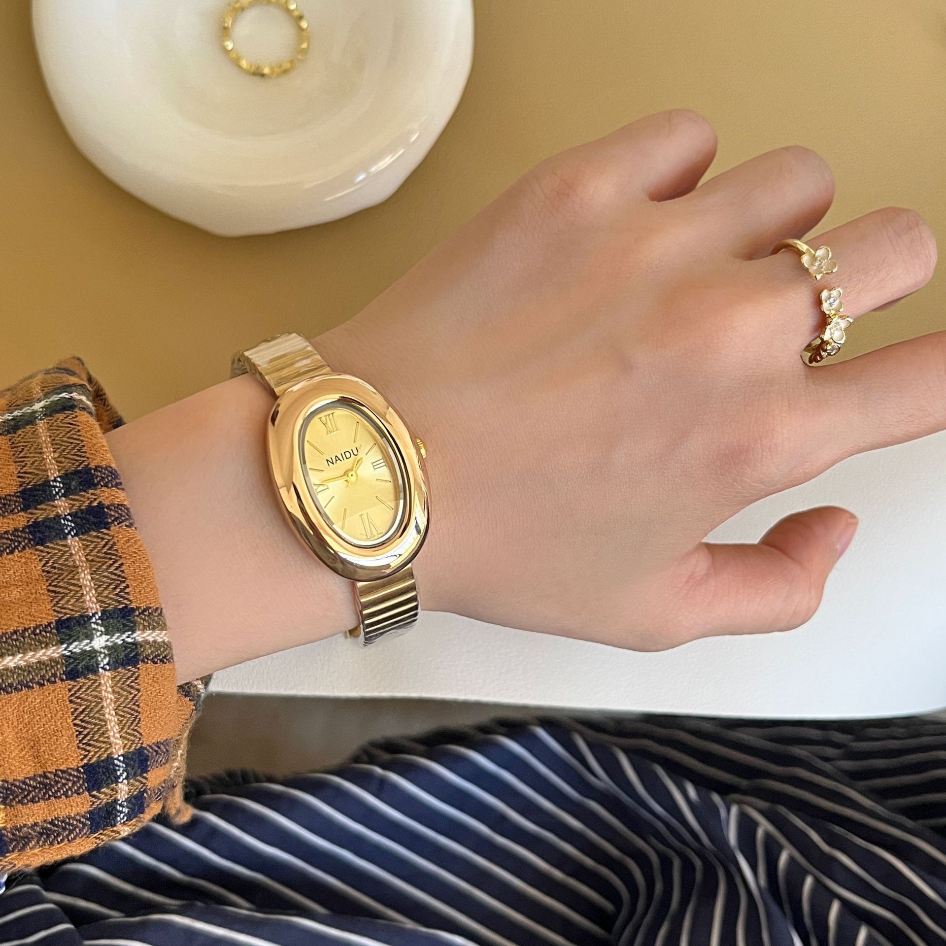 Damenuhr, klassischer Stil, elegante Luxus-Vintage, modisch