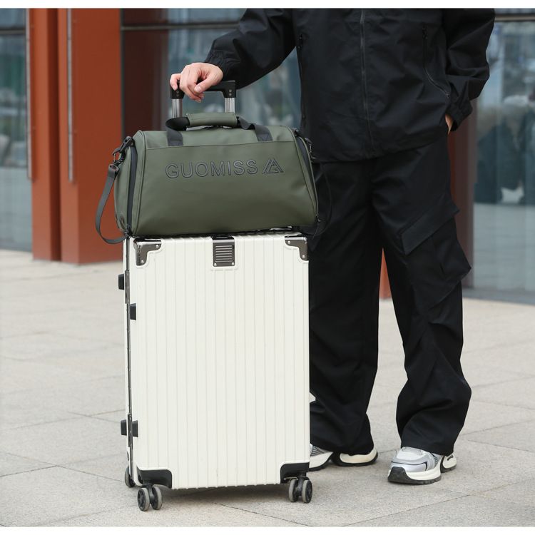 Men's sports bag with wet/dry compartment and shoe section