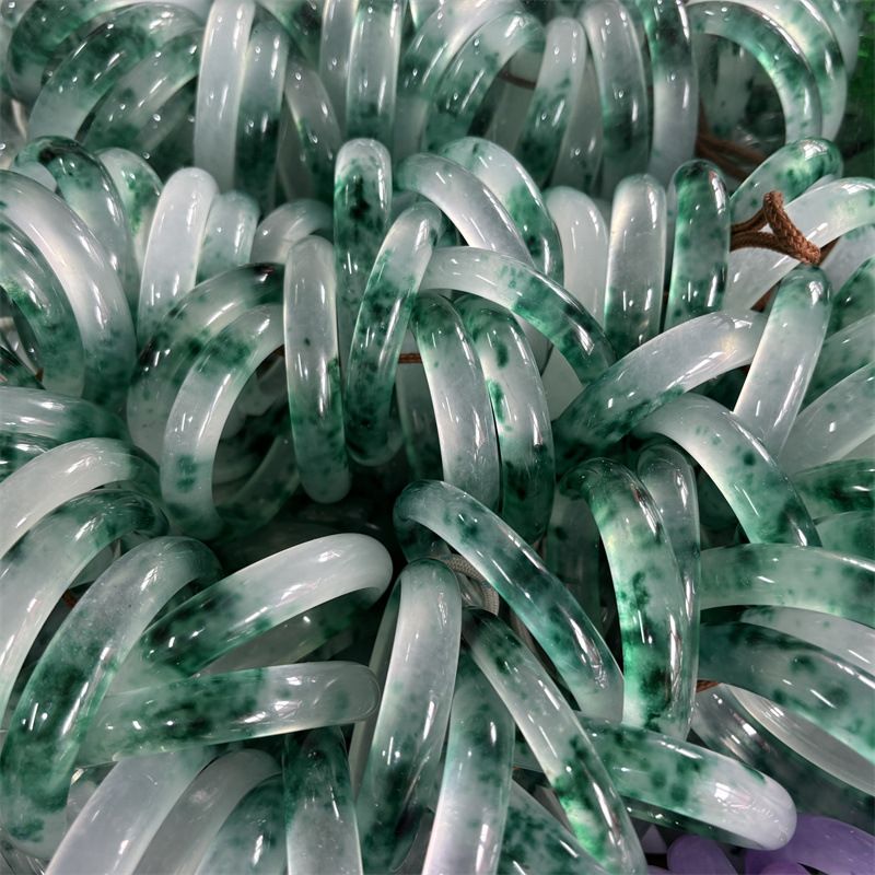 Natural jade bracelet with floating flower design