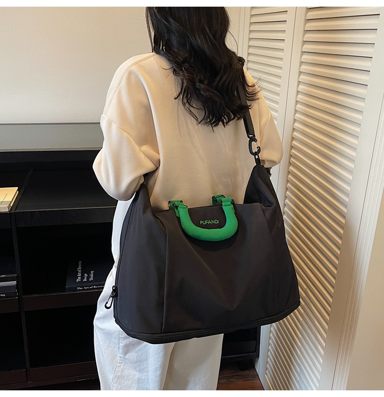 Large capacity travel bag, carry-on compatible